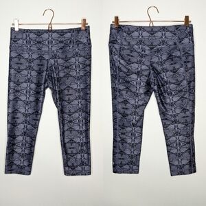 ✨3/$15 MPG grey geometric print crop workout legging M